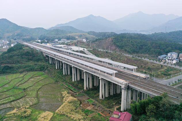 三清山机场,是京福高速铁路在广信区四十八镇设立的一个高铁客运站