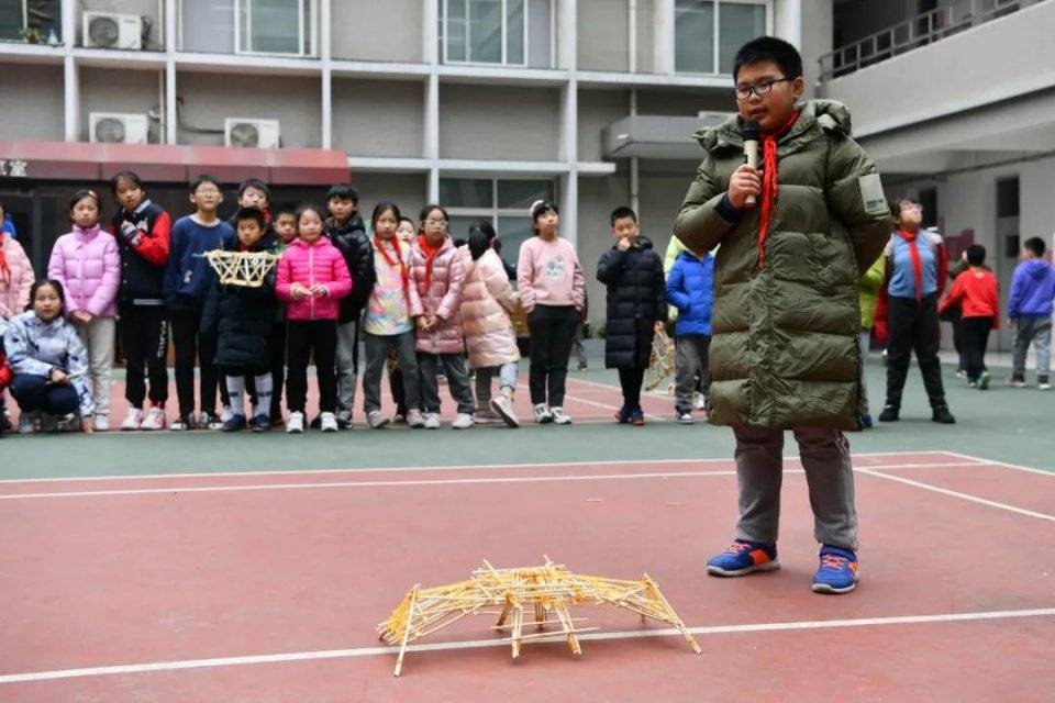 西安高新第四小學筷子搭橋挑戰賽