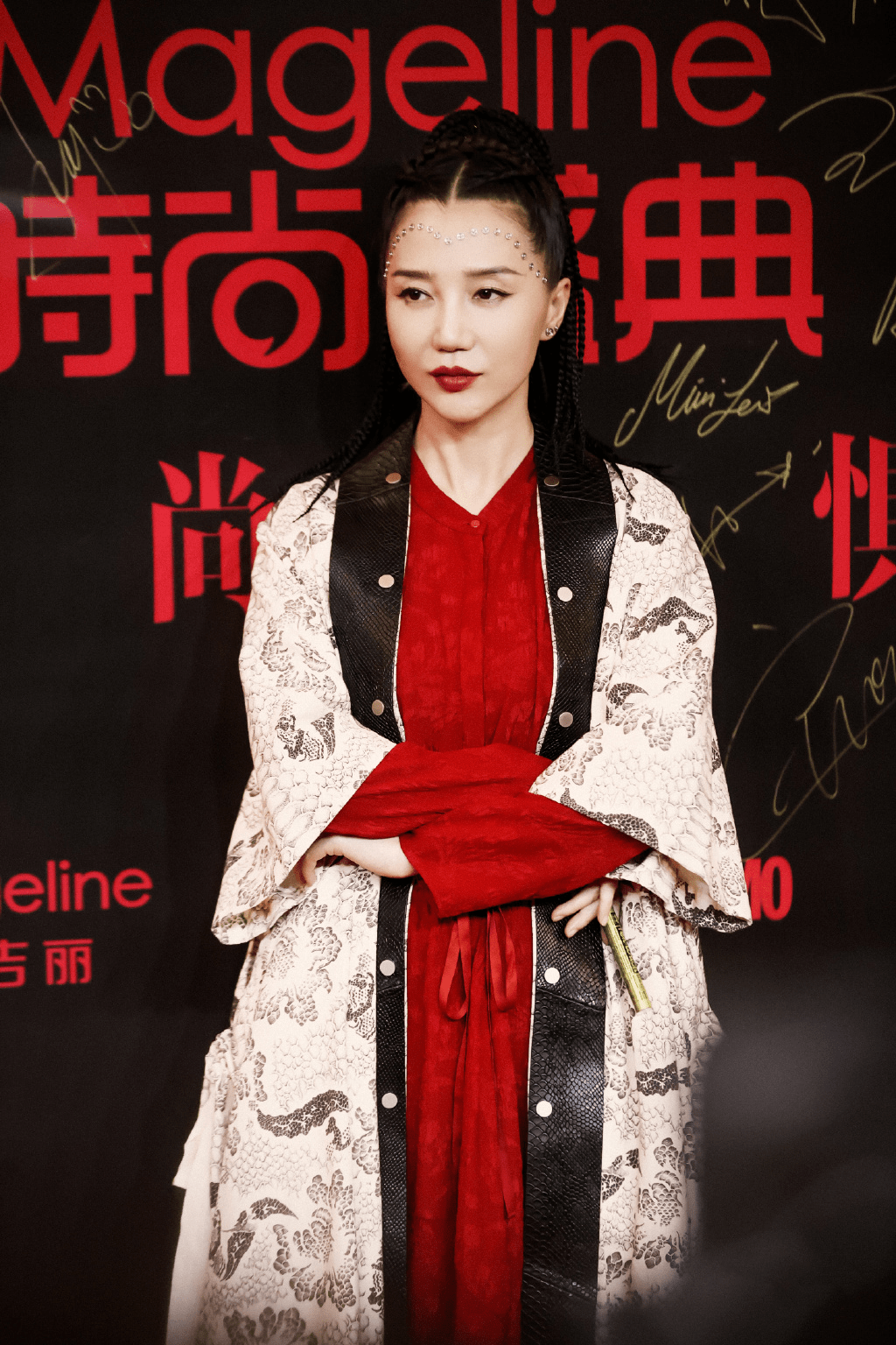 40岁原来也能这么美!苗族女星阿朵,红毯异域风造型尽显美艳洒脱