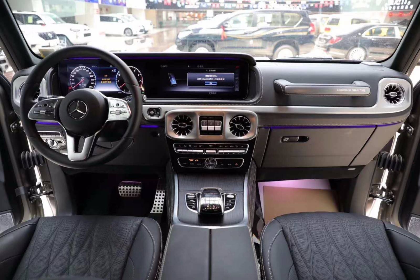 内饰方面:新款奔驰g550整体造型简单经典,线条简洁有力,具有典型的