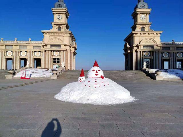 音乐广场堆起小雪人