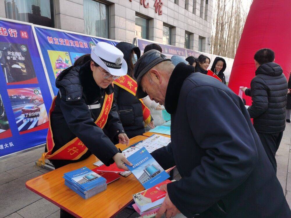 平鲁交警积极参与"124"全国宪法日宣传活动