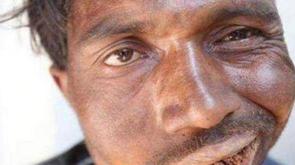 男子每天吃6斤砖头,家中的墙壁被啃得面目全非,现靠吃砖头赚钱_帕克