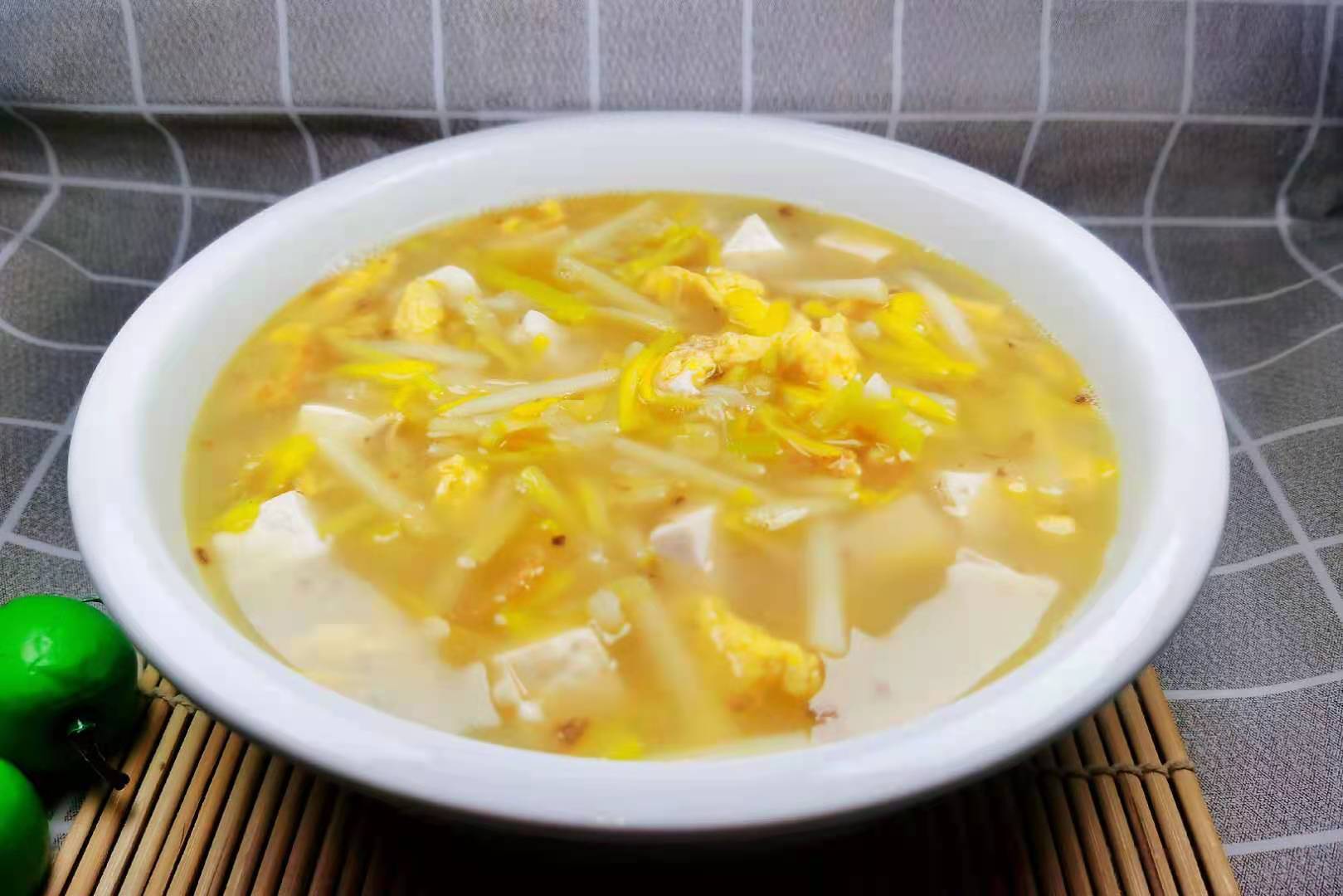 大雪将至,适合家人喝此汤,出乎意料的鲜,营养丰富,暖身又暖胃_蒜黄