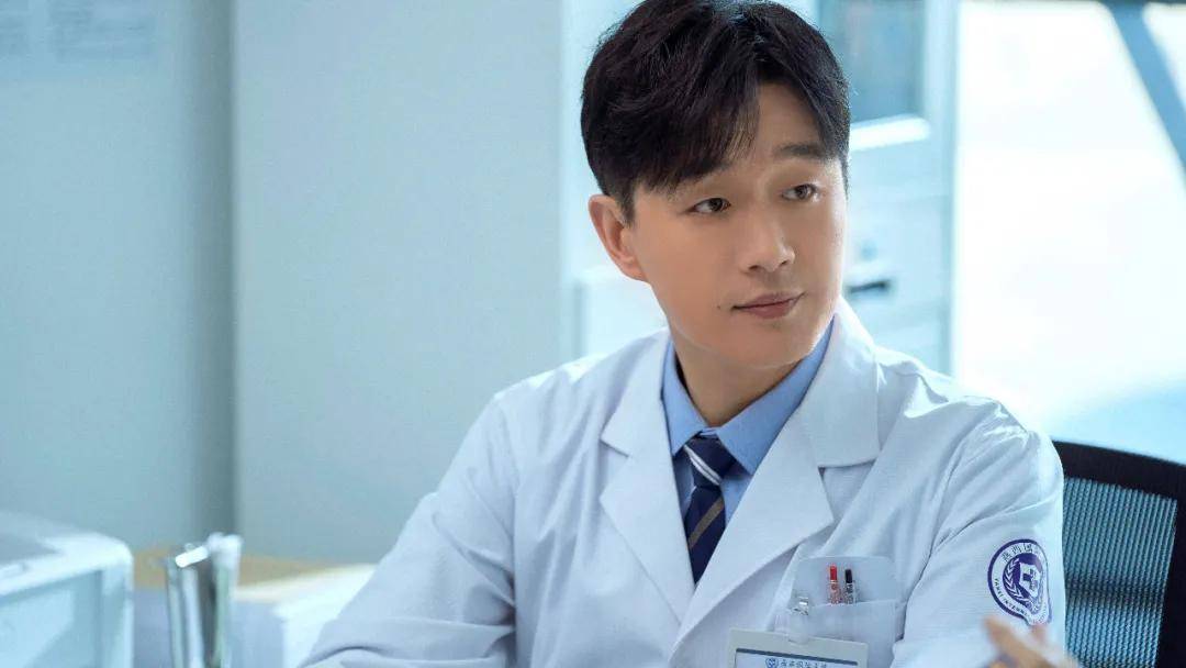 燕西医院的外科"主刀",既有着专业高明的医术,也有着善良严谨的性格