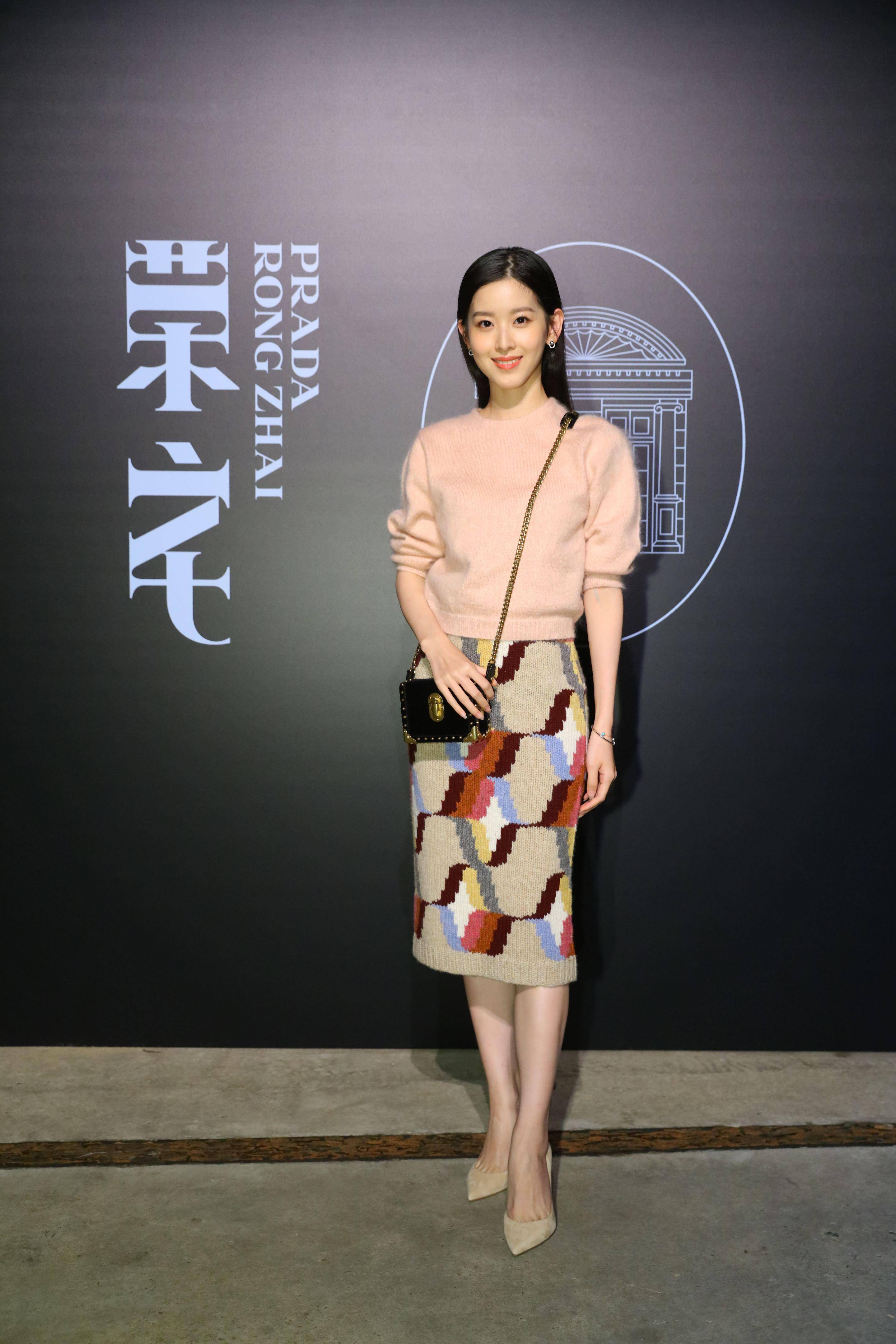 原创奶茶妹妹和好友合照被抢风头穿斑点外套好显嫩却被吐槽头发油