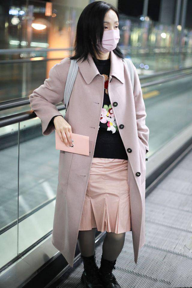 原创陶虹奔五年纪真敢穿花毛衣小粉裙配黑丝扮嫩不成反显尴尬