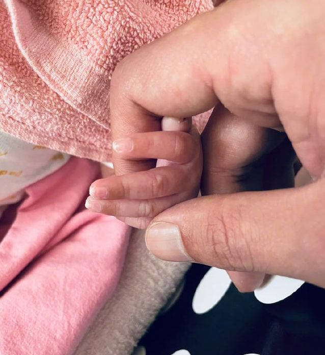 临近中午时分,余文乐晒出一张大手牵小手的照片,宣布了自己二胎得女的