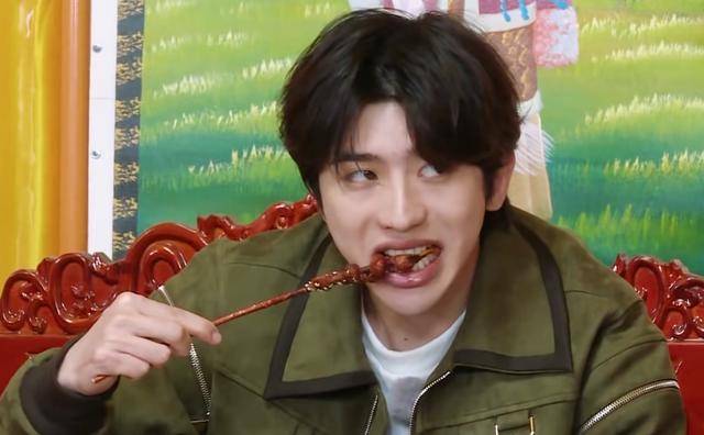 蔡徐坤吃货属性暴露,不顾男神形象大口吃肉,隔着屏幕都馋了!