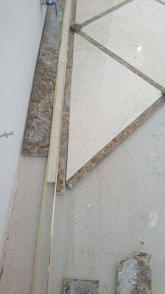 在施工中,师傅可以选择边贴砖边嵌入金属条,也可以贴好瓷砖再嵌入金属