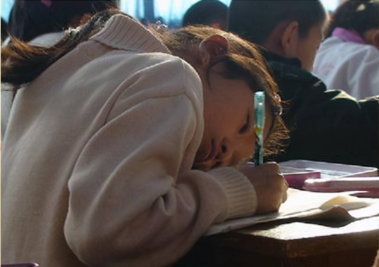 小学生"狂草"字体走红,字迹凌乱,求批卷老师心理承受面积