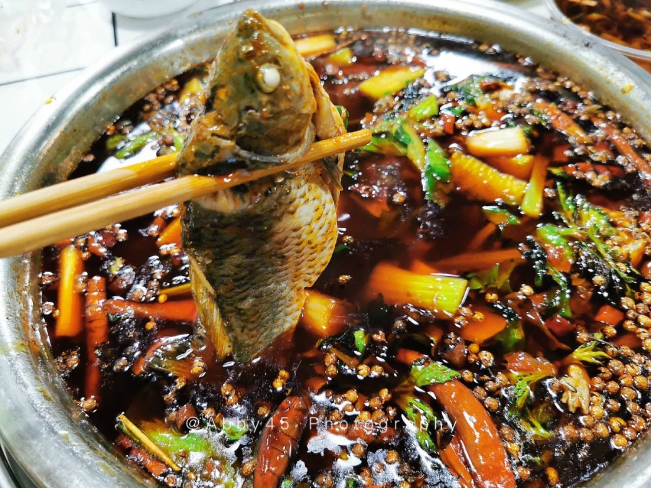 原创重庆除了洪崖洞还有防空洞洞里吃火锅鱼体验更是让人赞不绝口