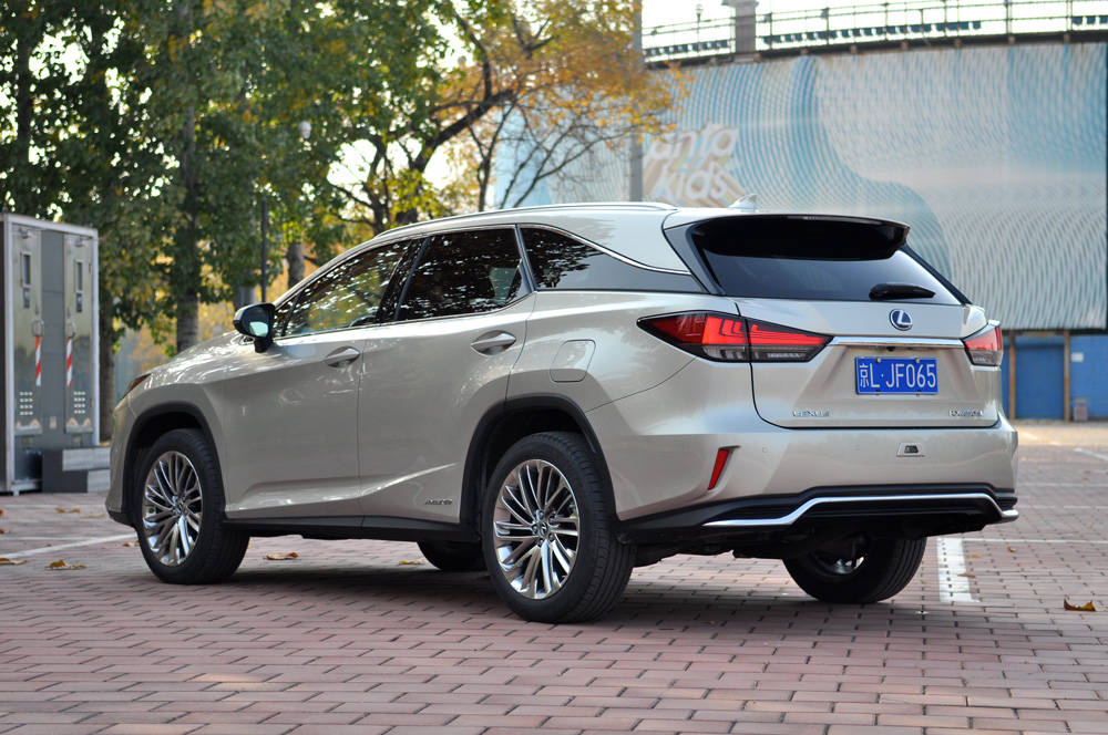 rx 450hl车身尺寸长宽高达到了5000x1895x1720mm,车宽与标准版车型没