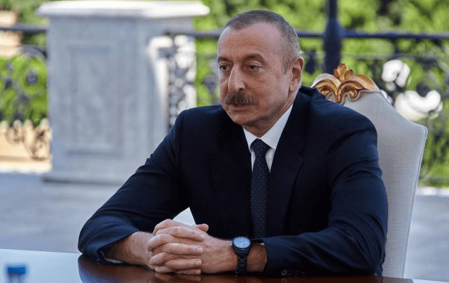 法国和阿塞拜疆之间的摩擦立即引起了国际舆论的关注.