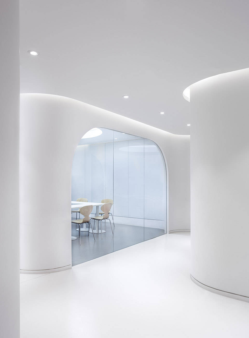 公共授课区处在入口空间的转角处,孩子们可以围坐在整面的书墙下跟着