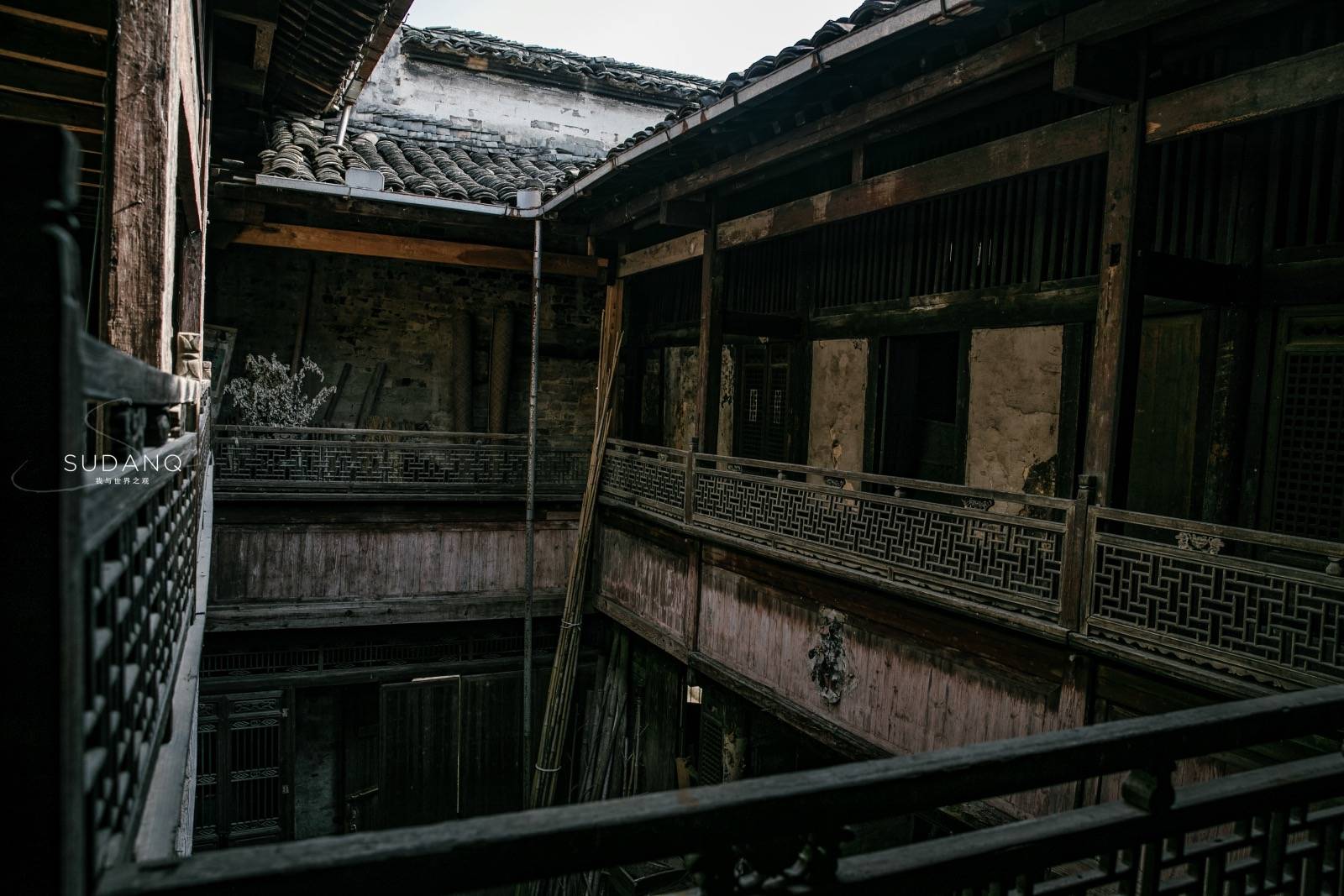 安徽老人守着一座400年古宅,坦言房子要塌了,游客一阵唏嘘