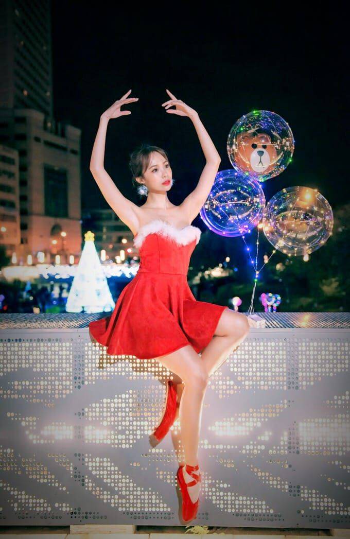 原创女星康茵茵圣诞节交换烂礼物直接送用过吸油面纸险被打