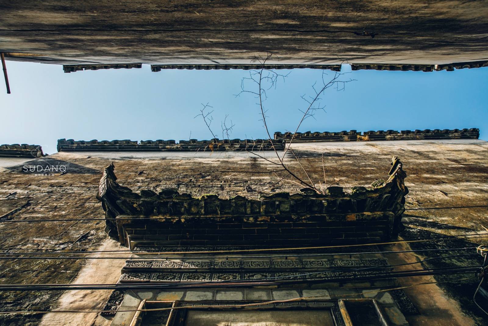 安徽老人守着一座400年古宅,坦言房子要塌了,游客一阵唏嘘