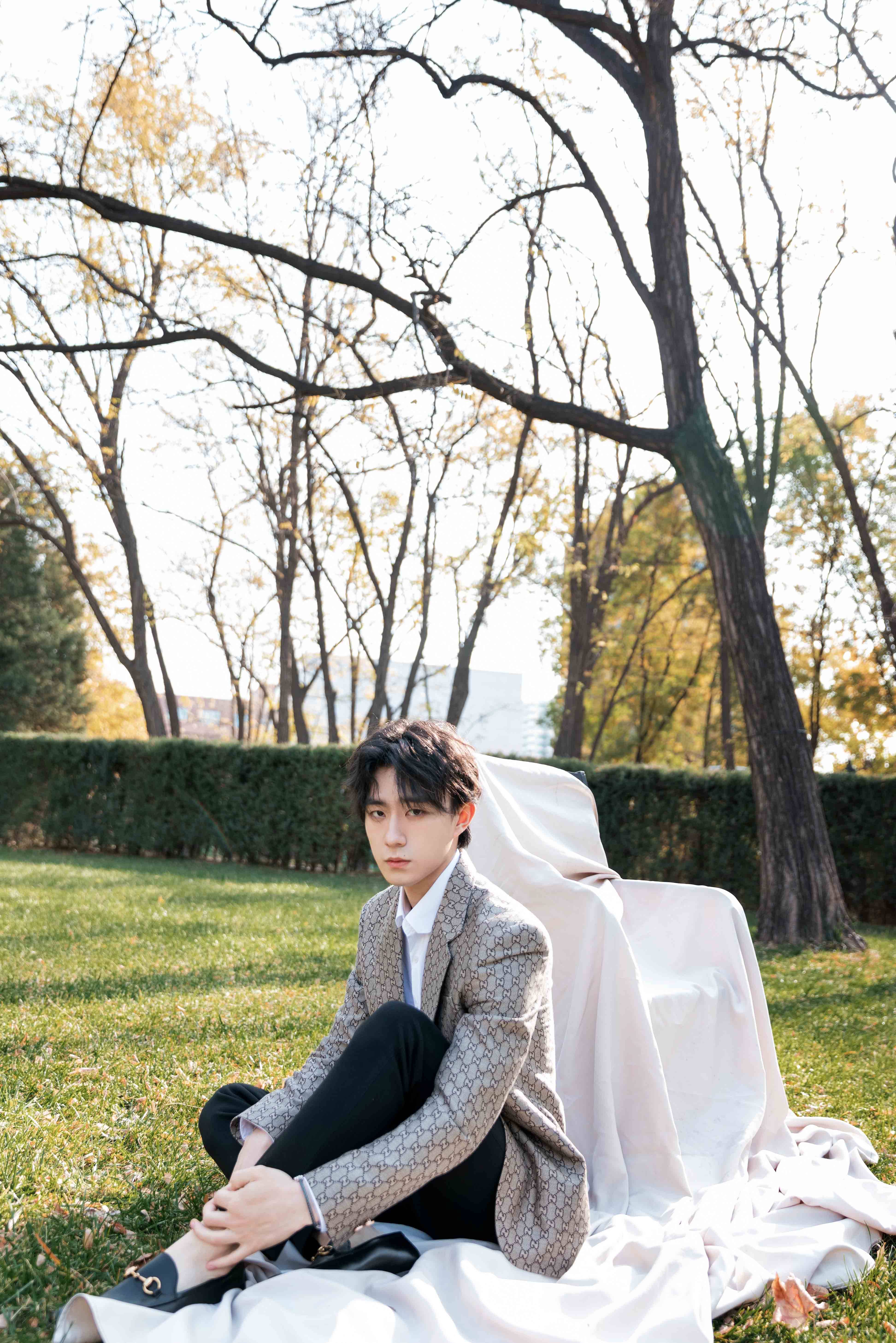 郑好冬日室外写真大片柔和有质感优雅浪漫烘托少年气质