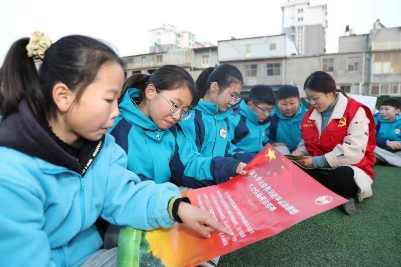 宣传普法 让宪法"飞入寻常百姓家"在八杨社区文明户董中跃家中,来自