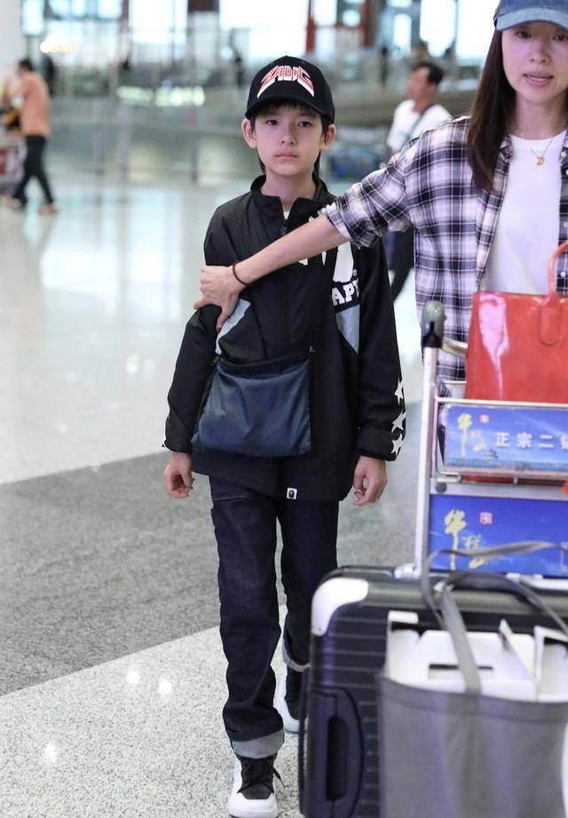 董洁的儿子养的真好穿运动装显时尚这颜值一点不输父亲潘粤明