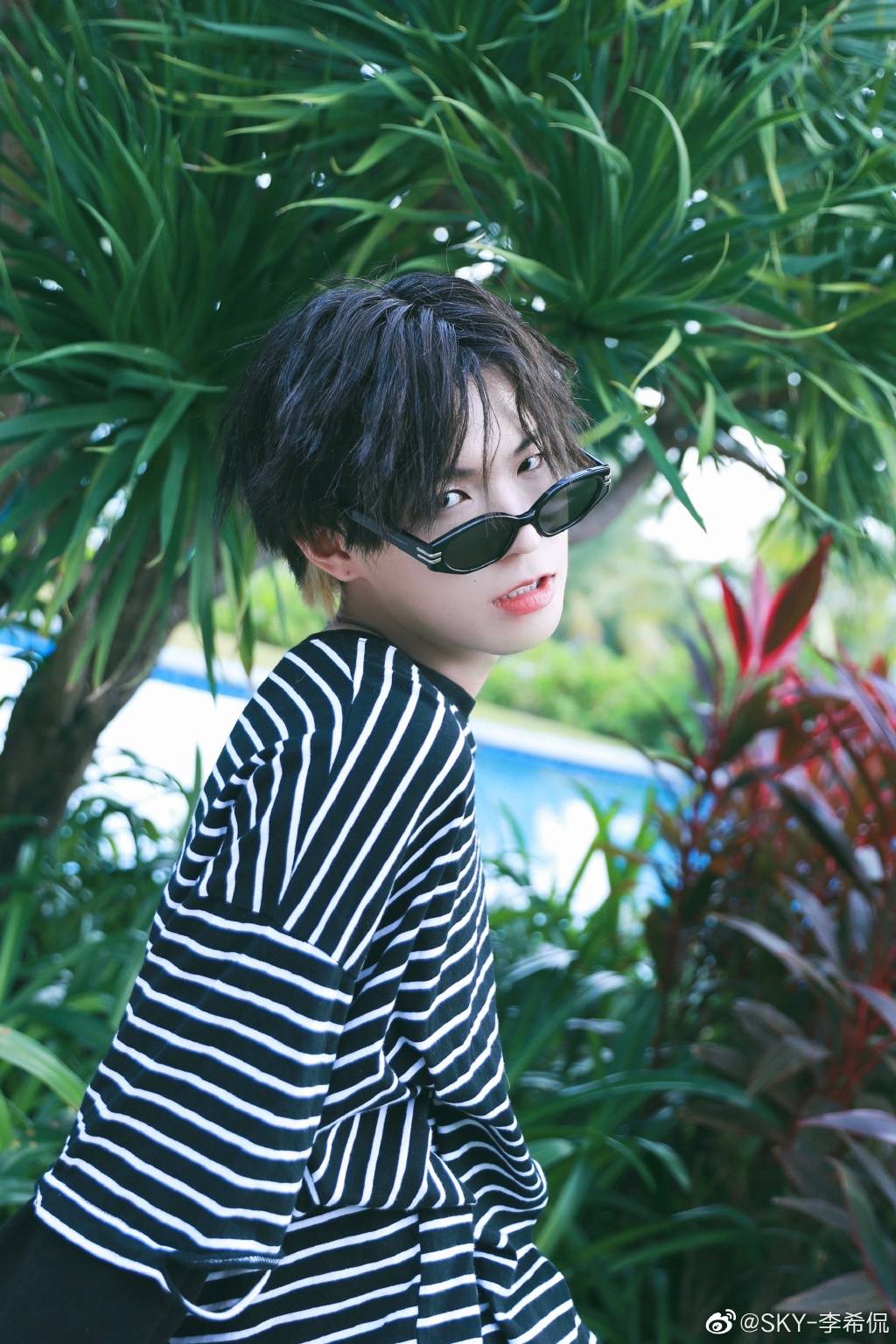 李希侃格子衫乞丐裤蓬松头发真是酷guy一枚