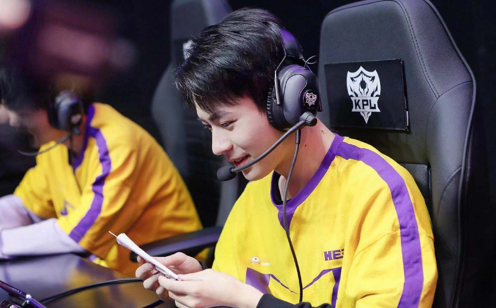 kpl:hero挖到宝了,无畏颜值情商具佳,罚站解说后还发文感谢_选手