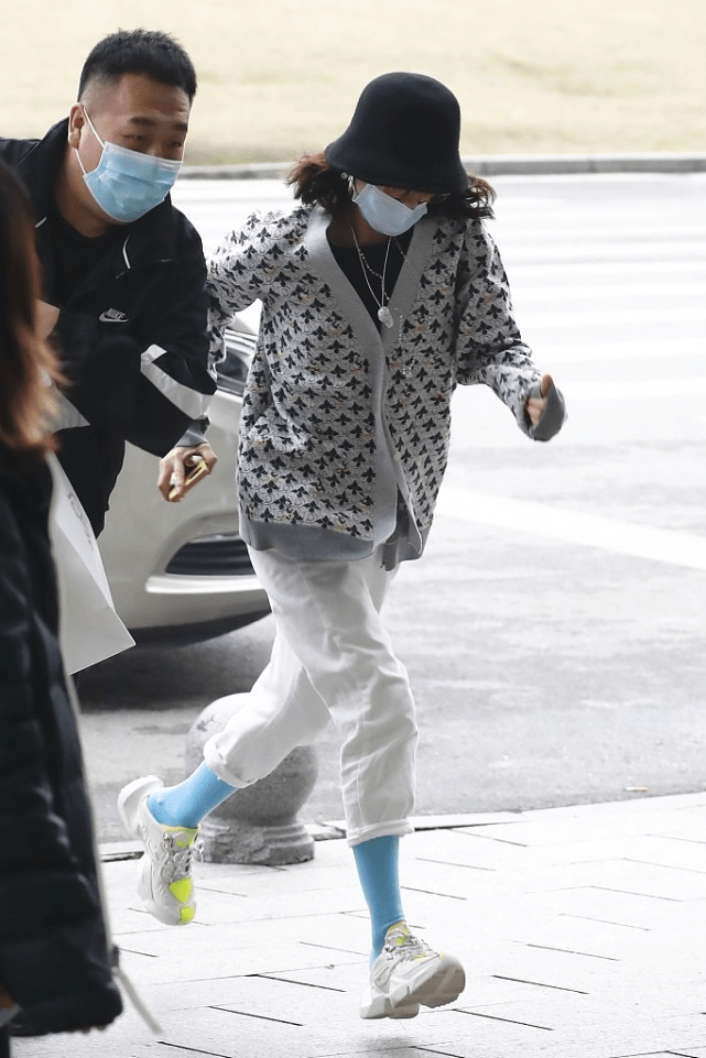 原创章子怡平时生活中穿的太低调了一身素气造型却被蓝袜子抢镜