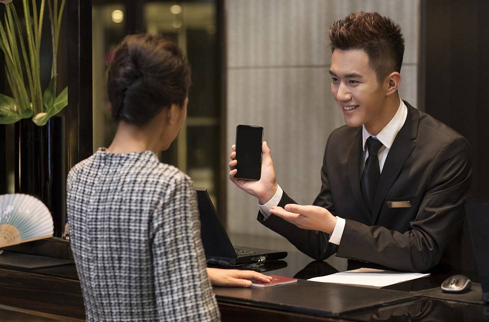 "访客欢迎"的工作流程很简单,通过前台摄像头捕捉来访者的人脸图像