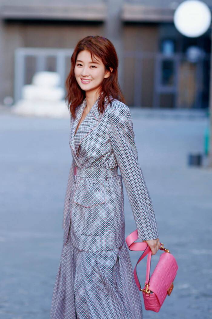 《小风暴》乔欣表情"僵硬",嘴角紧绷眼神涣散,看着很"憋屈"