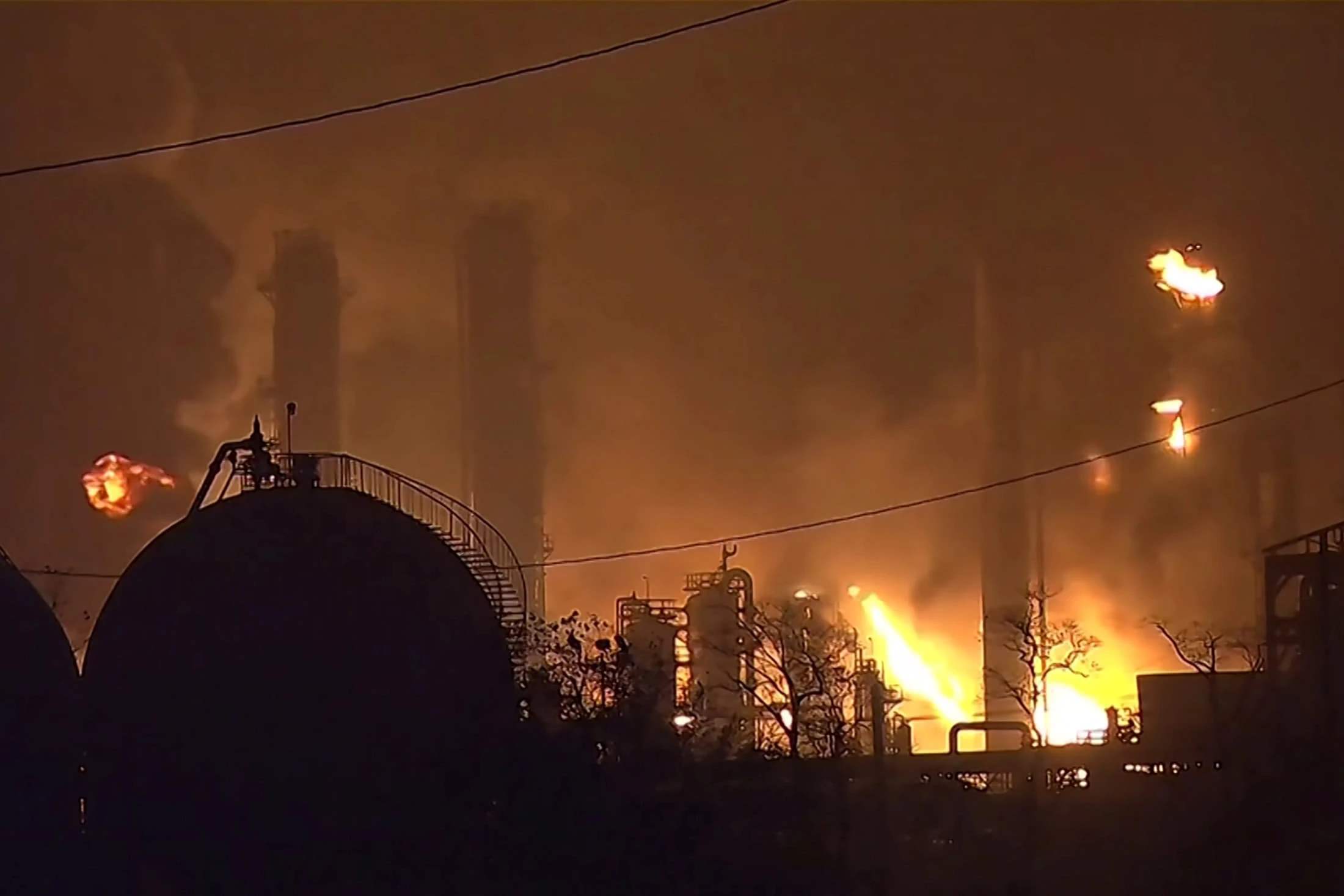 化工厂突发爆炸,波及周边20公里,毒雾迅速扩散到居民区