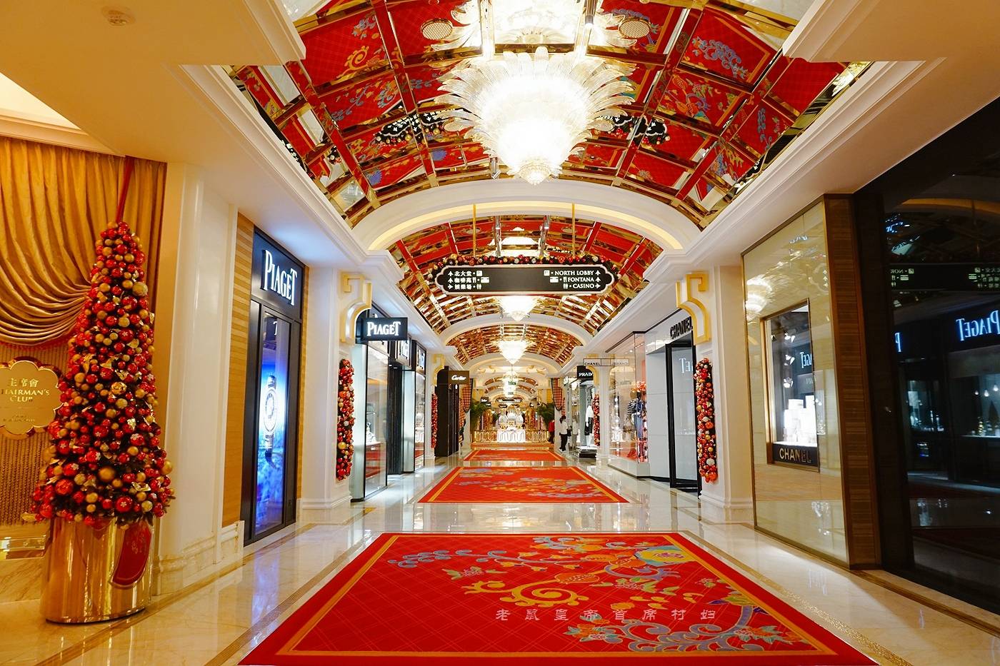 永利皇宫的一楼汇聚了五十二间高端品牌的名店街,我在这里居然买到了