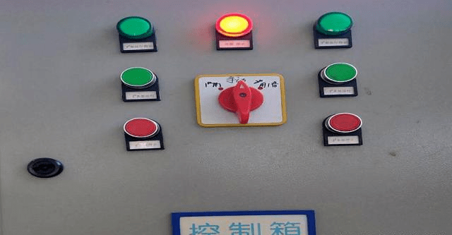 断开控制柜总电源;检查各转换开关,启动,停止按钮动作应灵活可靠;检查