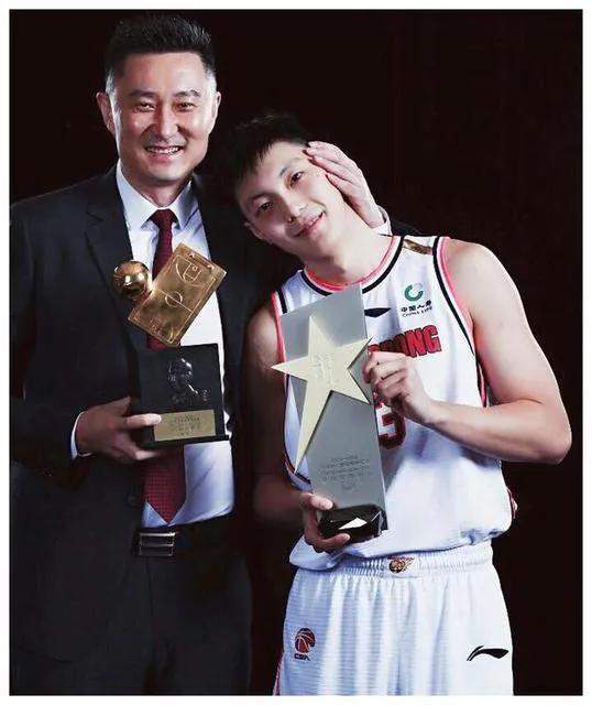 顺应cba裁判最严厉吹罚潮流,杜峰跑轰应对,史上攻击力最强广东队诞生