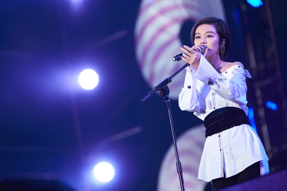 26岁才出道,却是快女里最不急不躁的那个,这个姐姐太宝藏了_郁可唯