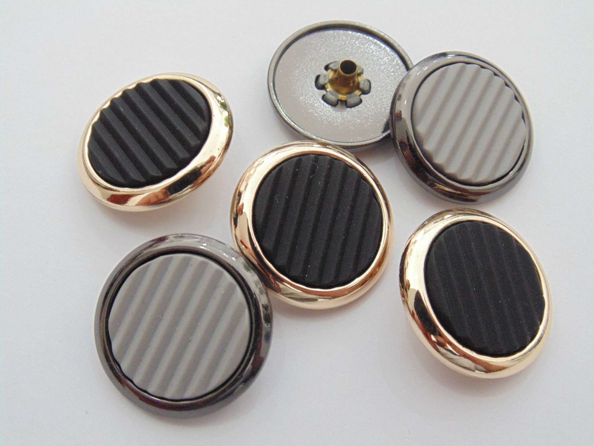 在追求时尚的年代里,许许多多的装饰材料都成为现代的流行元素,如手钉