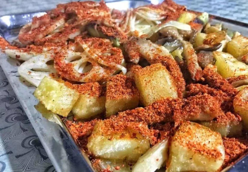 怪老头在成都卖22年甜不辣三毛钱一串每天卖出上千串