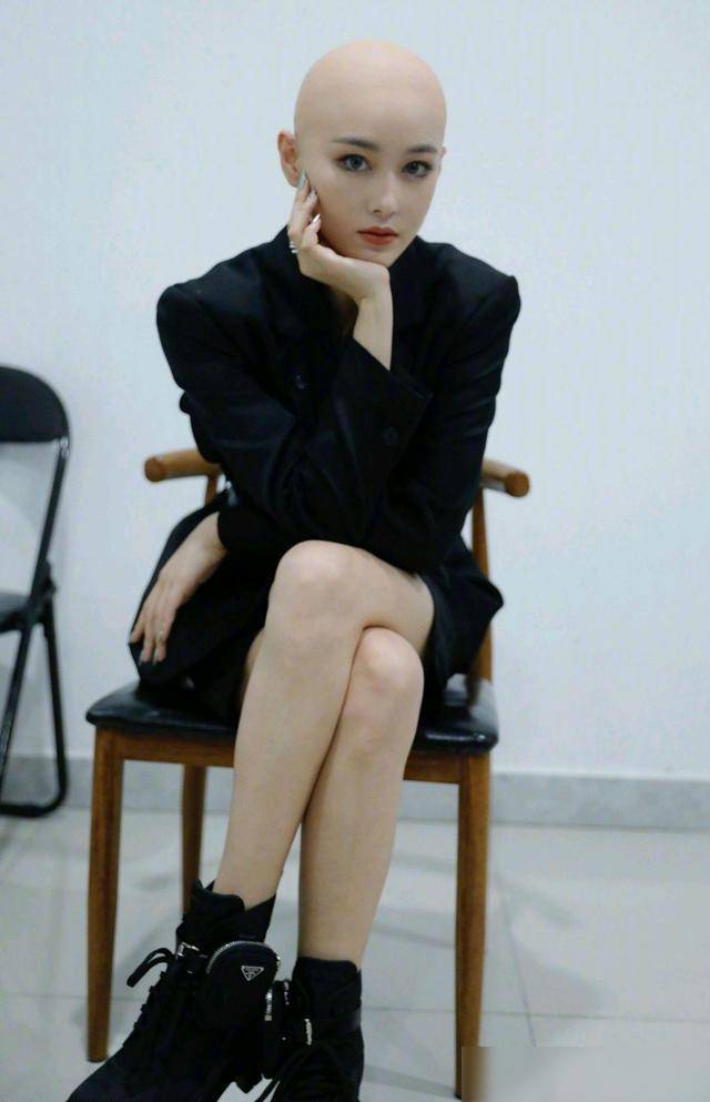 张馨予在火星情报局展现光头造型不愧是火星女神什么造型都能驾驭