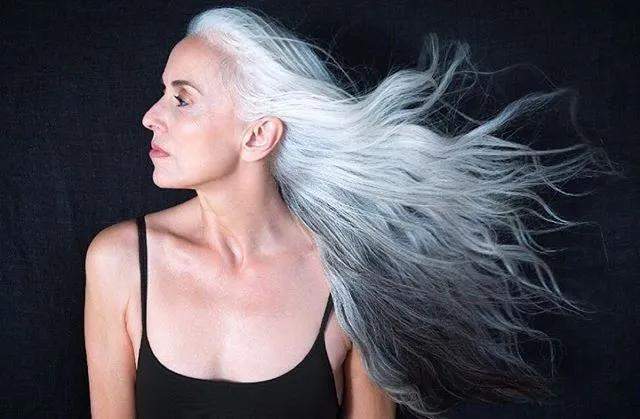 65岁超模满头银发玩弄岁月于她的股掌之间