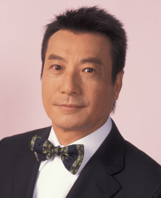 被批与儿媳合照太亲密后,石修和美女演员合影摸背摸腿再被批