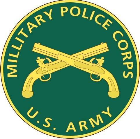 美国陆军宪兵部队的徽章,中心图案是两支交叉的燧发手枪.