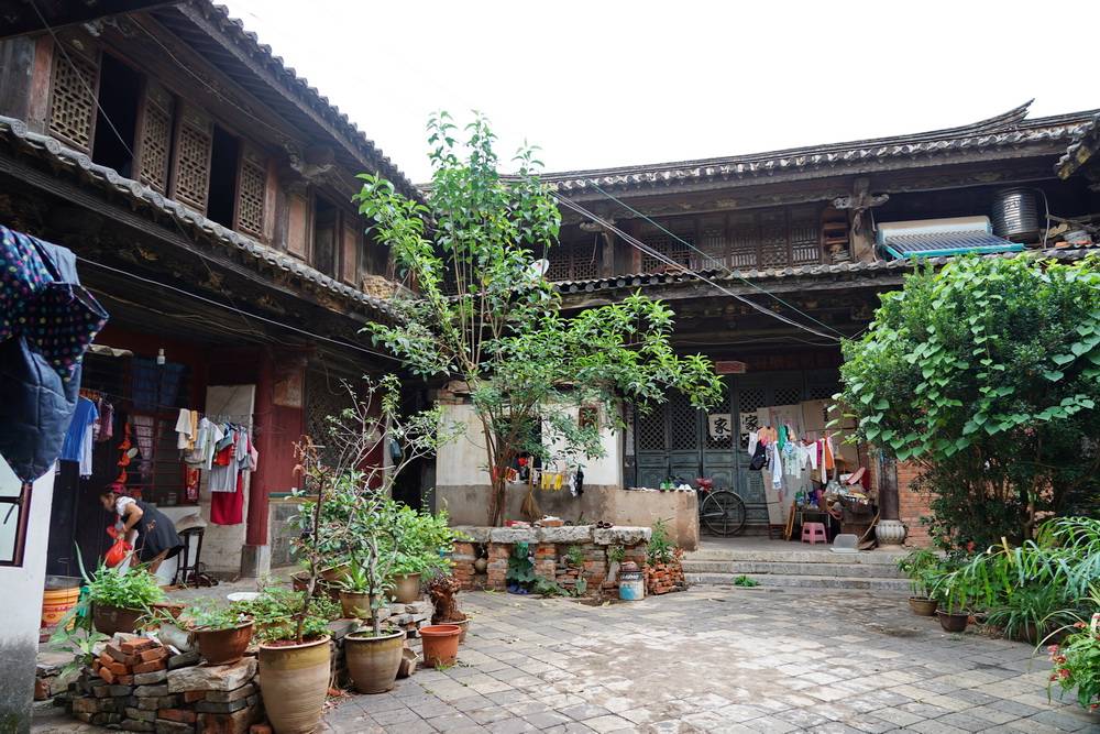 出了曾家大院,我们随意走着"扫街",这里还有很多老房子,我们看见感