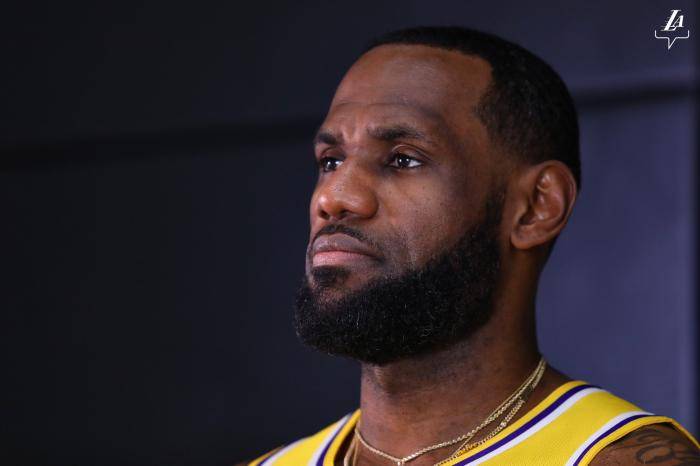 原创詹眉停车场泡冰浴被队友偷拍仍低头玩手机詹皇回应8个表情包