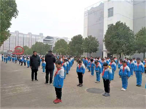 國家公祭日江蘇省泰興市虹橋實驗學校師生向30萬遇難同胞致哀