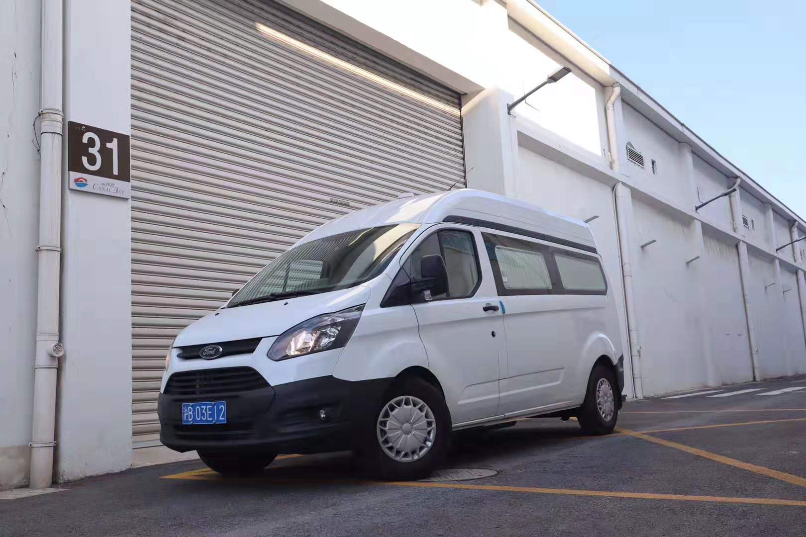 由于福特transit的空间相对较大,因此除了六个座位之外,还可以安装