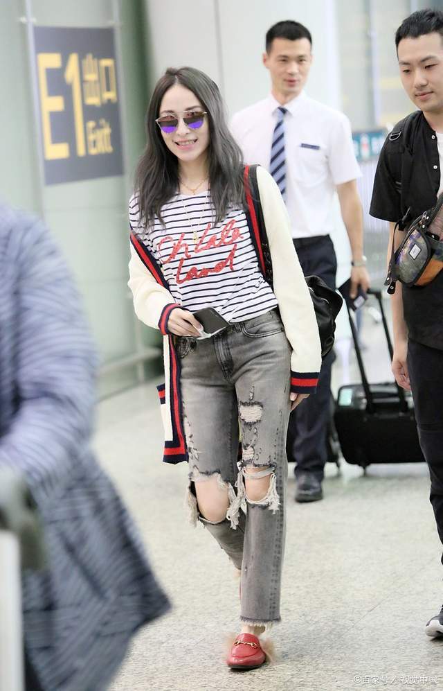 原创萧亚轩就算穿老掉牙的服装也有一种贵妇感这衣服也就她穿能看