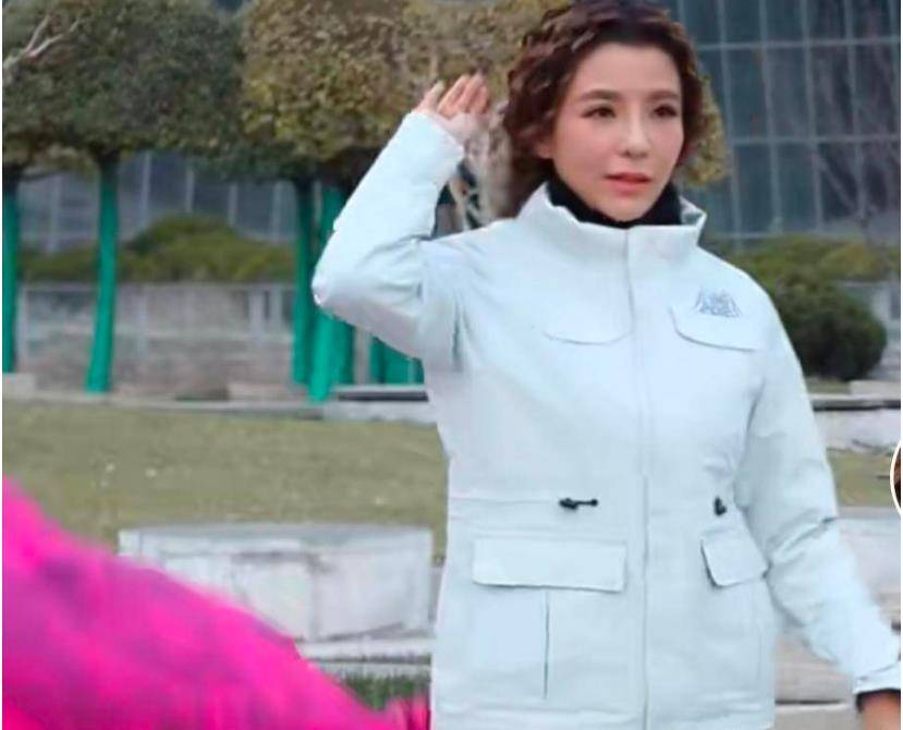 6位央视主持人室外走秀,朱迅出场不到2秒钟,康辉听后笑出画面