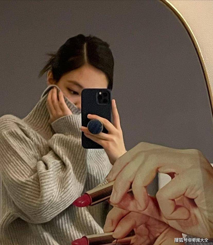 粉墨成员jennie新晒照可爱嘟嘴做wink表情冬日女友视角太好看