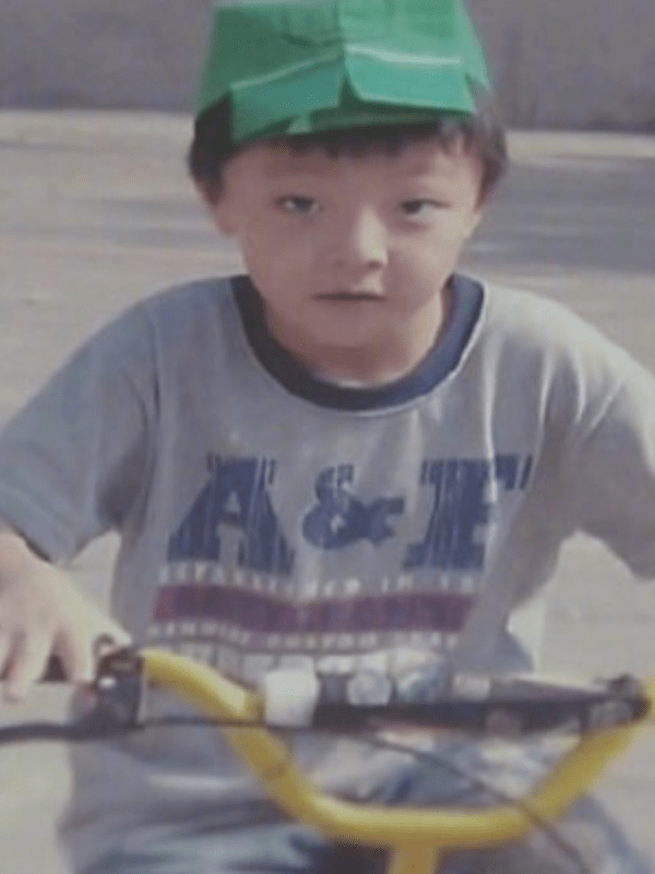 童年照片暴露的名人:周振南小变,陈立农目瞪口呆,王一博人不敢认