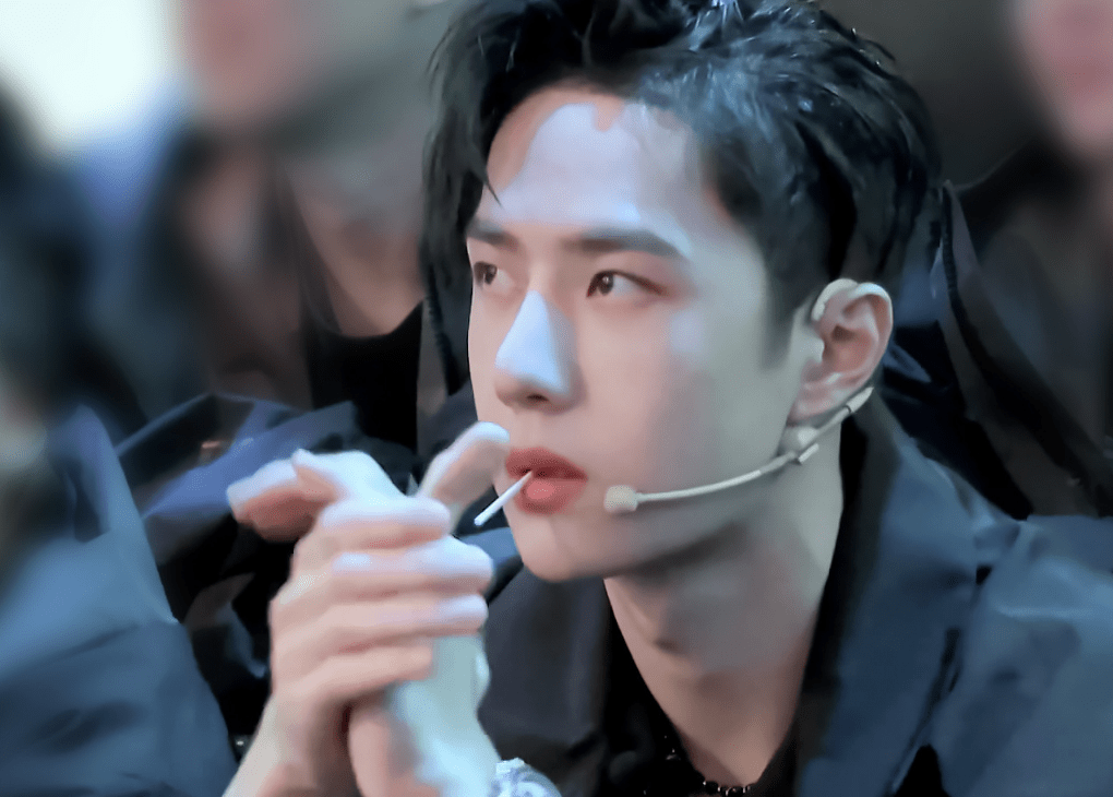 王甜甜被实锤粉丝送棒棒糖捧花王一博的第一反应过分可爱